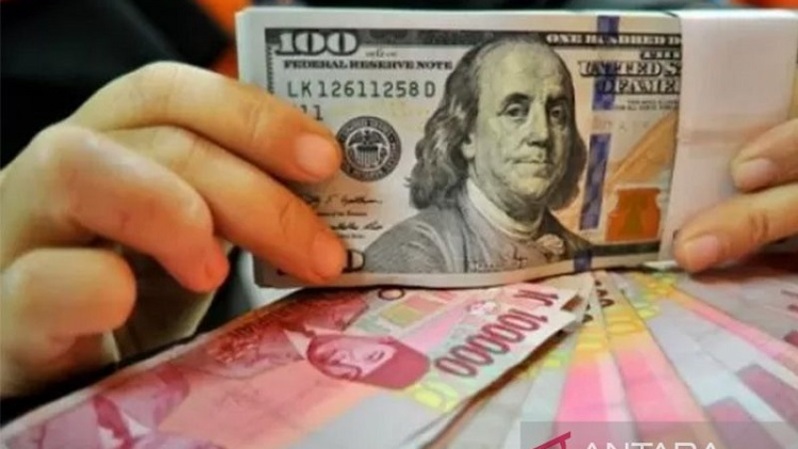 Ilustrasi lembaran mata uang rupiah dan dolar Amerika Serikat. (Foto: ANTARA FOTO/Puspa Perwitasari/aa)