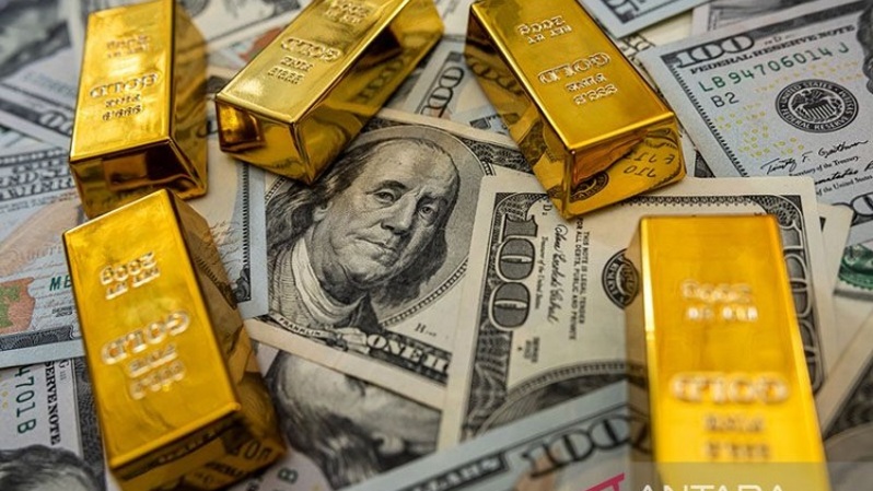Emas batangan pada uang kertas US$ 100. (Foto: ANTARA/Shutterstock/pri)