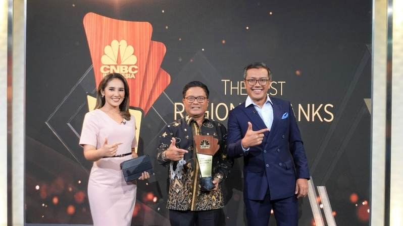 Direktur Ritel dan Syariah Bank DKI Babay Parid Wazdi (tengah) saat menerima penghargaan CNBC Indonesia Awards 2022 di Jakarta, Rabu (9/11/2022).