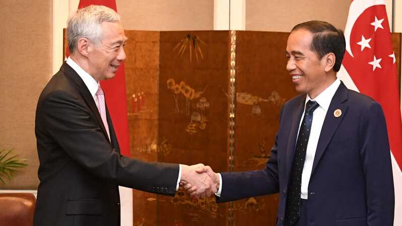 Presiden Joko Widodo (Jokowi) menggelar pertemuan bilateral dengan Perdana Menteri (PM) Singapura Lee Hsien Loong di sela KTT Asean di 