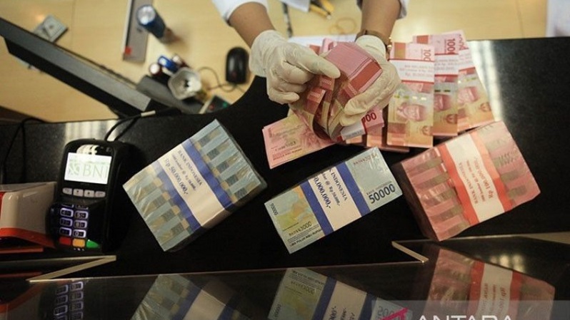 Petugas menghitung uang rupiah dan dolar AS di salah satu kantor cabang PT Bank Negara Indonesia (Persero) Tbk KCU Melawai, Jakarta pada 16 Agustus 2022. (Foto: ANTARA FOTO/Reno Esnir/foc/pri)