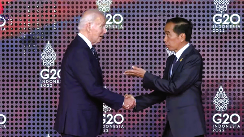 Presiden Joko Widodo (Jokowi) menyambut kedatangan Presiden Amerika Serikat (AS) Joe Biden menjelang pembukaan KTT G20 di Nusa Dua, Bali, Selasa (15/11/2022). (Sumber: Youtube/Sekretariat Presiden)