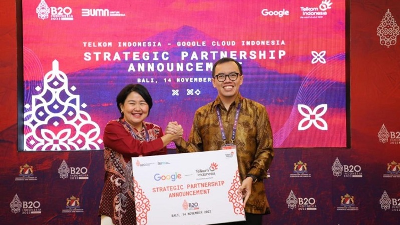 Direktur Digital Bisnis Telkom M. Fajrin Rasyid (kanan) dan Country Director Google Cloud Indonesia Megawaty Khie (kiri) pada acara Strategic Partnership Announcement antara Telkom dan Google di Nusa Dua,