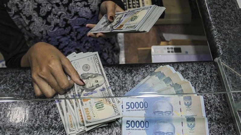 Pekerja menghitung uang dolar Amerika Serikat (AS) di salah satu gerai penukaran mata uang di Jakarta. (Foto: ANTARA FOTO/Dhemas Reviyanto/wsj)