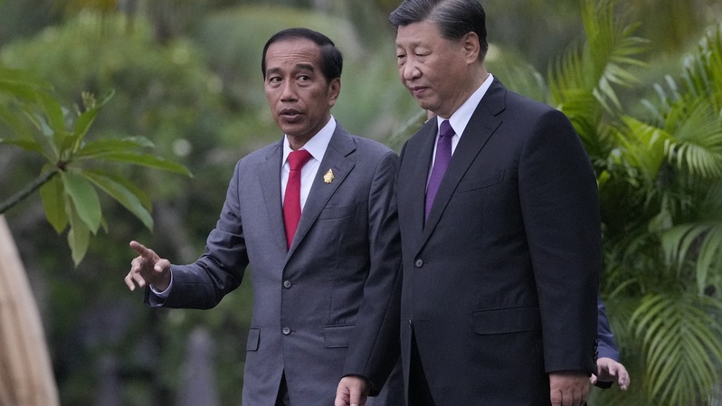 Presiden Indonesia Joko Widodo (kiri) berjalan bersama Presiden Tiongkok Xi Jinping selama pertemuan bilateral yang berlangsung di sela-sela KTT G20 di Nusa Dua, Bali, pada 16 November 2022.
( Foto: Achmad Ibrahim / POOL / AFP )