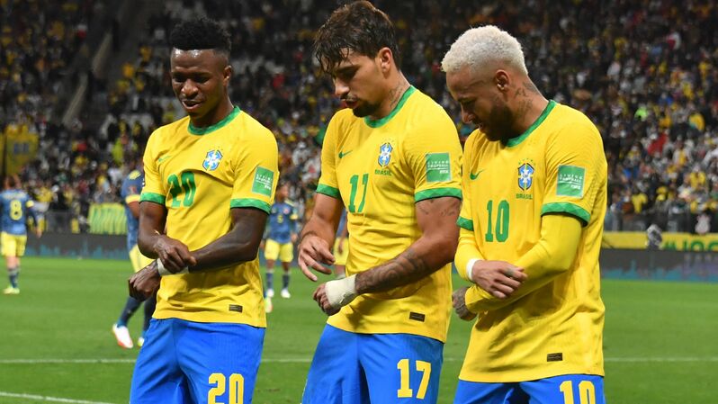 Pemain Brasil, Lucas Paqueta (tengah) merayakan gol ke gawang Kolombia bersama Vinicius Junior (kiri) dan Neymar dalam kualifikasi Piala Dunia 2022.