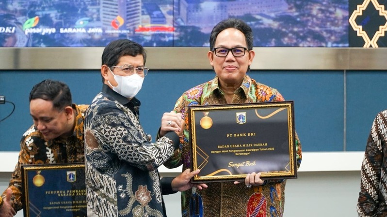 Direktur Utama Bank DKI Fidri Arnaldy (kanan) menerima penghargaan dari Sekretaris Daerah Provinsi DKI Jakarta Marullah Matali, dalam acara Gerakan Sadar Tertib Arsip (GSTA) dan Pemberian Apresiasi Kearsipan Tahun 2022 Provinsi DKI Jakarta, Kamis (17/11/2022). 