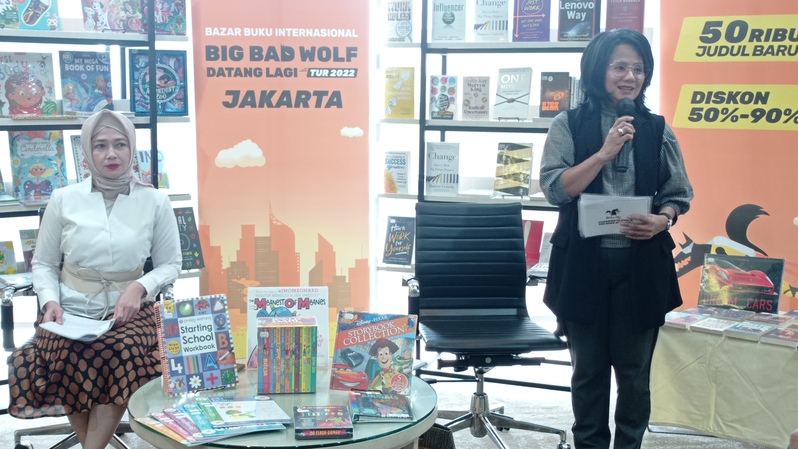 Presiden Direktur Big Bad Wolf Indonesia Uli Silalahi (kanan) saat jumpa pers di Jakarta, Kamis (18/11/2022)