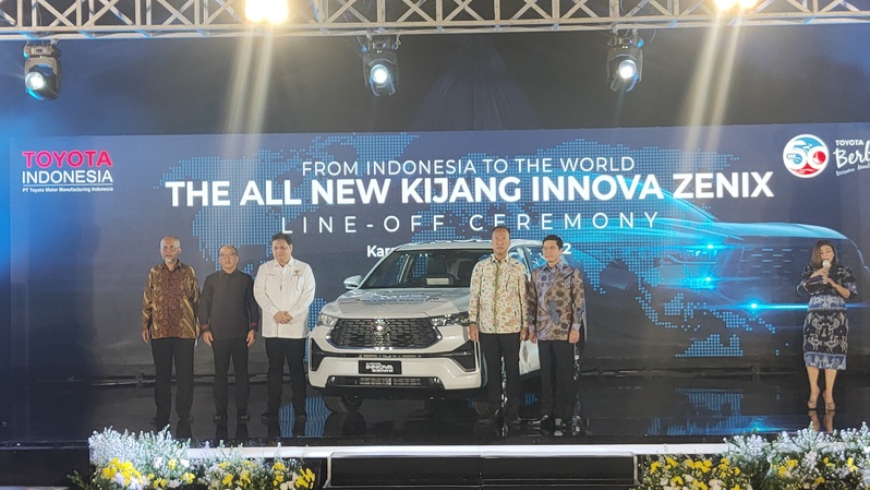 Seremoni produksi lokal Kijang Innova Zenix Hybrid di pabrik perakitan Toyota yang terletak di Karawang, Jawa Barat, 21 November 2022.