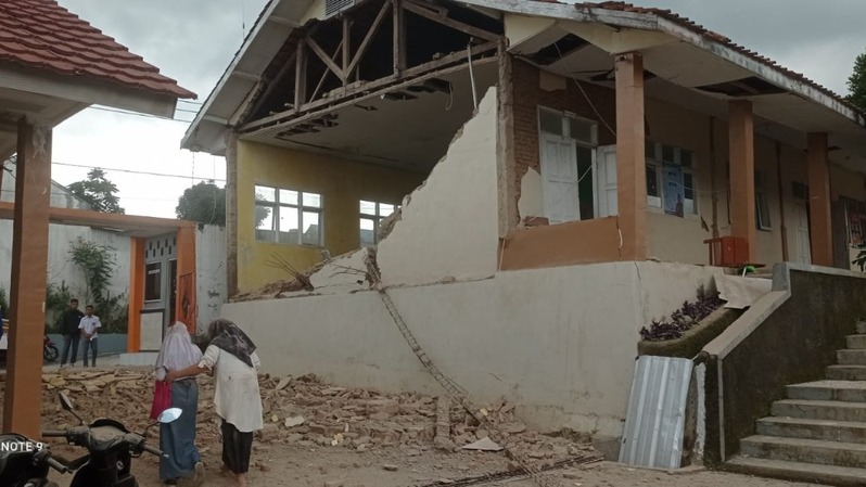 Sejumlah rumah rusak pascakejadian gempa bumi dengan magnitude (M)5,6 di Cianjur Jawa Barat yang berpusat di darat 10 km barat daya hingga menelan dua korban meninggal dunia. (dok BNPB).