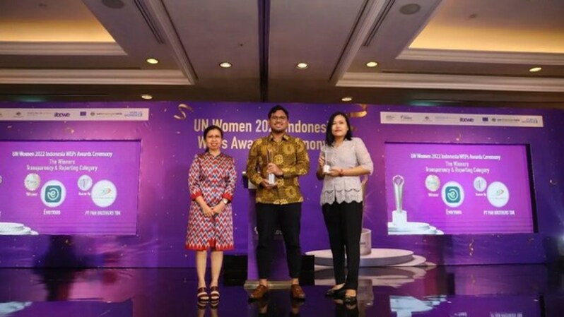 Penyerahan penghargaan Women Empowerment Principles Awards 2022 kategori Transparency & Reporting kepada Evermos.