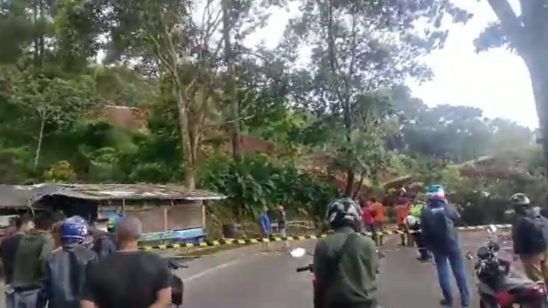 Longsor akibat gempa bumi Cianjur yang memutus jalan Cipanas menuju Cianjur.