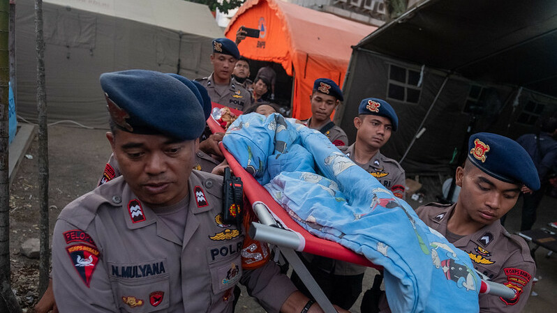 Warga menjalani perawatan di tenda darurat di depan RSUD Sayang, paska gempa bumi di kota Cianjur, Jawa Barat, 22 November 2022.