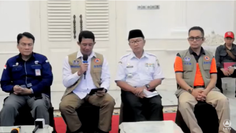 Kepala Badan Nasional Penanggulangan Bencana (BNPB) Letjen TNI Suharyanto (dua dari kiri) memberi keterangan pers terkait penanganan gempa bumi di Cianjur, 23 November 2022.