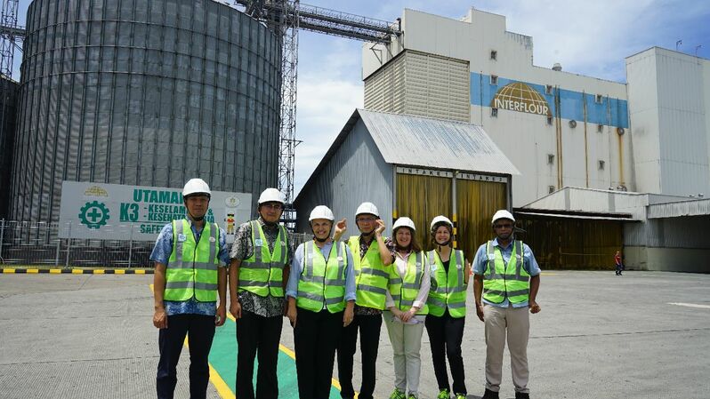 Duta Besar (Dubes) Australia untuk Indonesia Penny Williams mengunjungi pabrik tepung terigu PT Golden Grand Mills, unit bisnis Interflour Indonesia, di Cilegon, Banten. (ist)