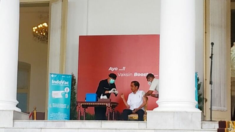 Presiden Joko Widodo (Jokowi) menerima suntikan vaksin Covid-19 booster kedua di Istana Kepresidenan Bogor, Jawa Barat, Kamis (24/11/2022). Presiden juga mengajak masyarakat Indonesia, utamanya 