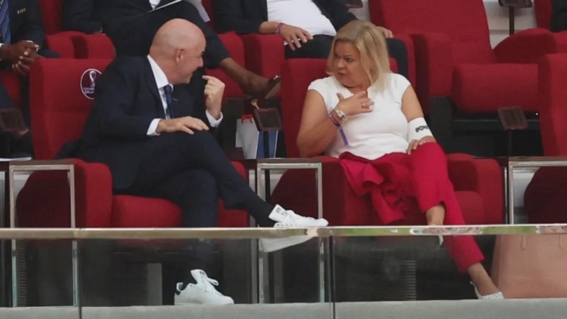 Menteri Dalam Negeri Jerman Nancy Faeser (kanan) mengenakan ban lengan OneLove bersama Presiden FIFA Gianni Infantino (kiri) di Doha, Qatar pada 23 November 2022. (Foto: Reuters)