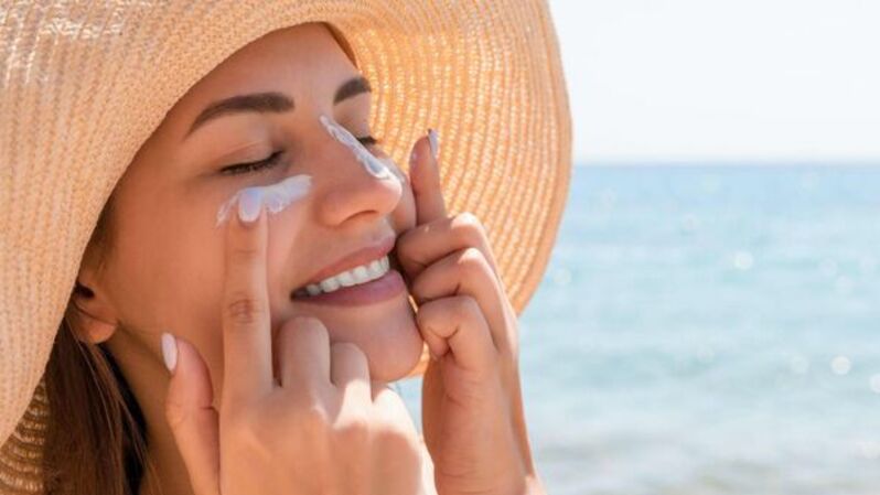 Pemakaian sunscreen atau tabir surya pada kulit wajah. ( Foto: Istimewa )