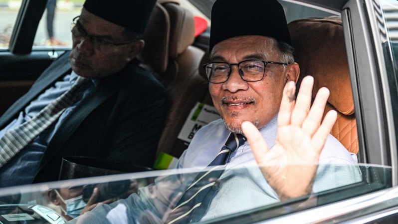 Pemimpin oposisi Malaysia Anwar Ibrahim (kanan) yang menjadi perdana menteri (PM) Malaysia ke-10 pada 23 November 2022. (Foto: Mohd RASFAN / AFP)