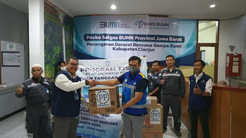 Tim TJSL PTPP menyalurkan bantuan kepada korban gempa Cianjur yang tergabung dalamPerwakilan Satgas Bencana BUMN Provinsi Jawa Barat, Selasa (22/11). 