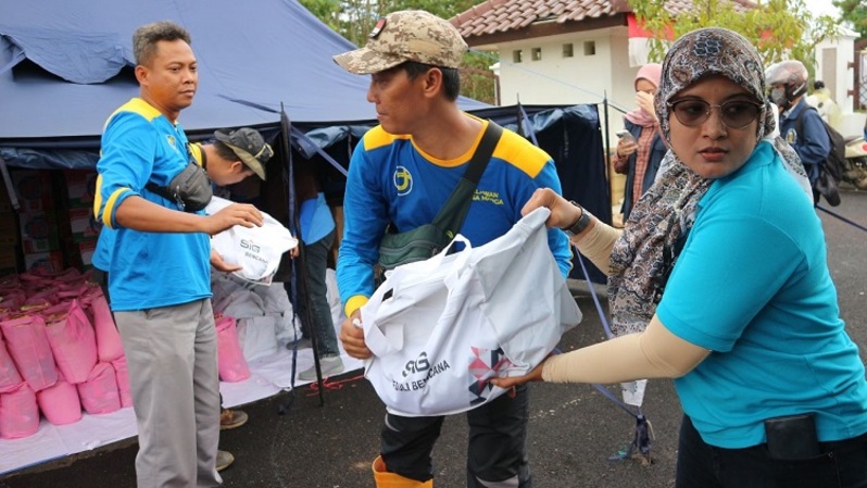 Penyerahan bantuan kebutuhan pokok SIG di Posko Satgas BUMN Jawa Barat, Kabupaten Cianjur. (Ist)