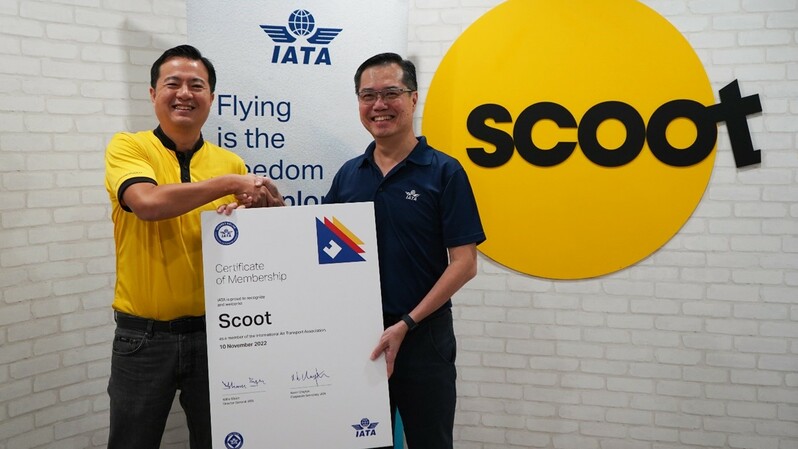 CEO Scoot Leslie Thng (kiri) menerima sertifikasi IATA dari Wakil Presiden Regional IATA untuk Asia Pasifik. ( Foto: Istimewa )