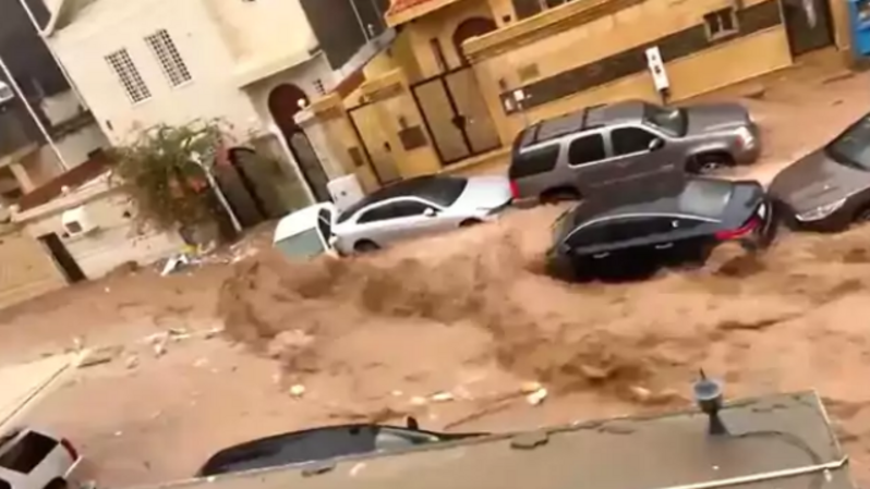 Tangkapan layar video banjir bandang di Jeddah, Arab Saudi, Kamis 24 November 2022.