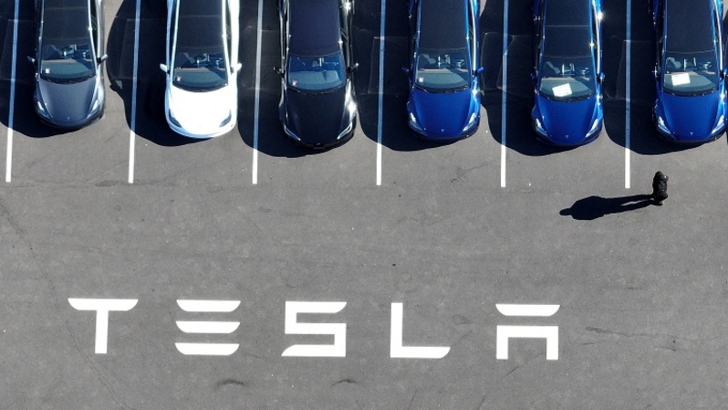 Mobil Tesla baru berada di tempat parkir pabrik Tesla di Fremont, California, AS pada 19 Oktober 2022. (FOTO: JUSTIN SULLIVAN / GETTY IMAGES NORTH AMERICA / AFP)