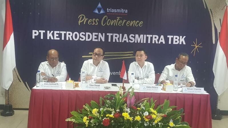 Direktur Utama PT Kestroden Triasmitra Tbk (Triasmitra) Titus Dondi (Kedua dari kiri), saat konferensi pers di Kantor Triasmitra, Jakarta, Jumat (25/11/2022). (Foto: Eman/B Universe)