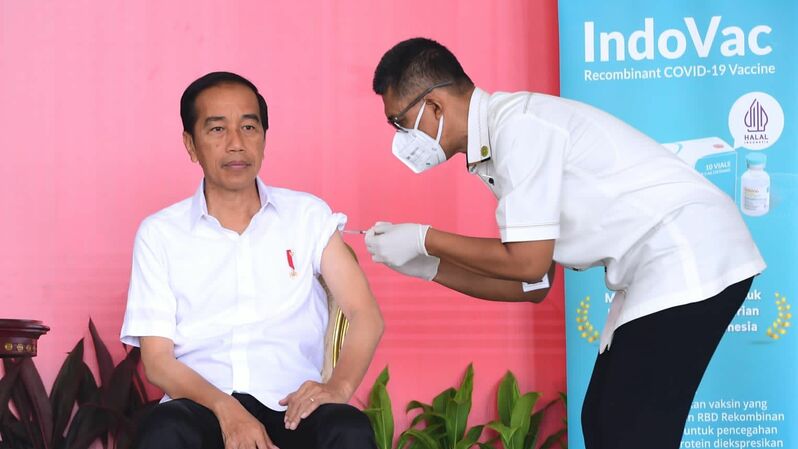 Penyuntikan pertama booster IndoVac untuk lansia ini, dilaksanakan di Istana Kepresidenan Bogor pada tanggal 24 November 2022, dan Joko Widodo, menjadi yang pertama menerima vaksin IndoVac yang merupakan buatan Bio Farma.
Sumber: Istimewa