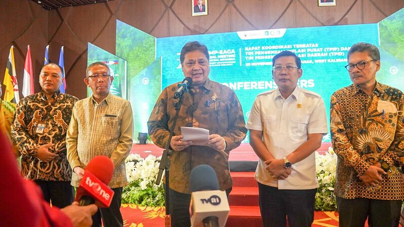 Menteri Koordinator Bidang Perekonomian Airlangga Hartarto memberikan keterangan usai Rapat Koordinasi Terbatas (Rakortas) TPIP dan TPID di Pontianak, Kalimantan Barat, Jumat (25/11). (ist) 
