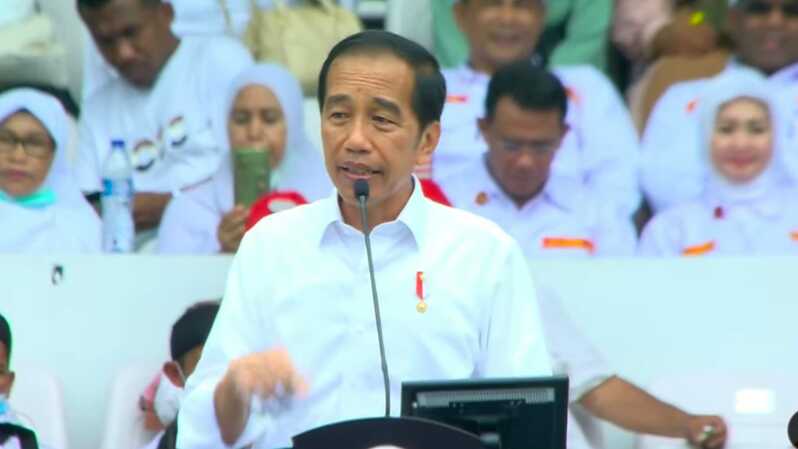 Presiden Jokowi saat menyampaikan sambutan di acara silaturahmi relawan bertajuk Nusantara Bersatu di Stadion Gelora Bung Karno (GBK), Jakarta, Sabtu, 26 November 2022. (Foto: Beritasatu.com/ Herman)