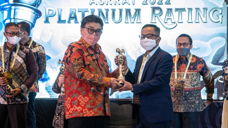 PT Bank Rakyat Indonesia (Persero) Tbk atau BRI berhasil meraih Penghargaan Platinum Rank atau peringkat tertinggi pada ajang Asia Sustainability Reporting Rating (ASRRAT) yang diselenggarakan di Jakarta pada Kamis, 24 November 2022. (Foto: Dok. BRI)