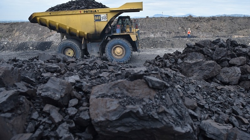Truk membawa batubara di area pertambangan PT Adaro Indonesia di Tabalong, Kalimantan Selatan. (ANTARA FOTO/Prasetyo Utomo/kye/17)