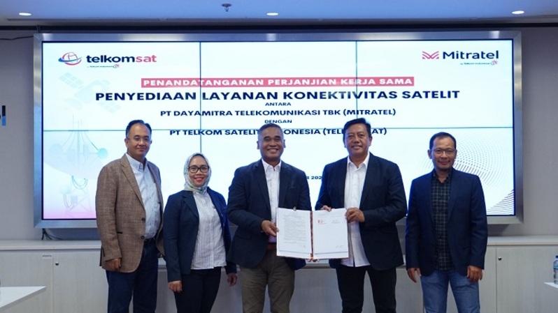 PT Dayamitra Telekomunikasi Tbk (MTEL) atau Mitratel menandatangani kontrak perjanjian kerja sama (PKS) jasa layanan konektivitas satelit (satelit backhaul) dengan PT Telkom Satelit Indonesia (Telkomsat). (Ist)

