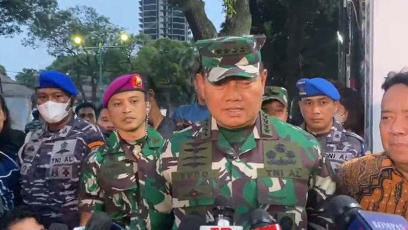 Kepala Staf Angkatan Laut (KSAL), Laksamana Yudo Margono menyampaikan keterangan terkait verifikasi faktual oleh anggota Komisi I DPR RI, di rumah dinasnya di Kawasan Menteng, Jakarta Jumat (2/12/2022).
