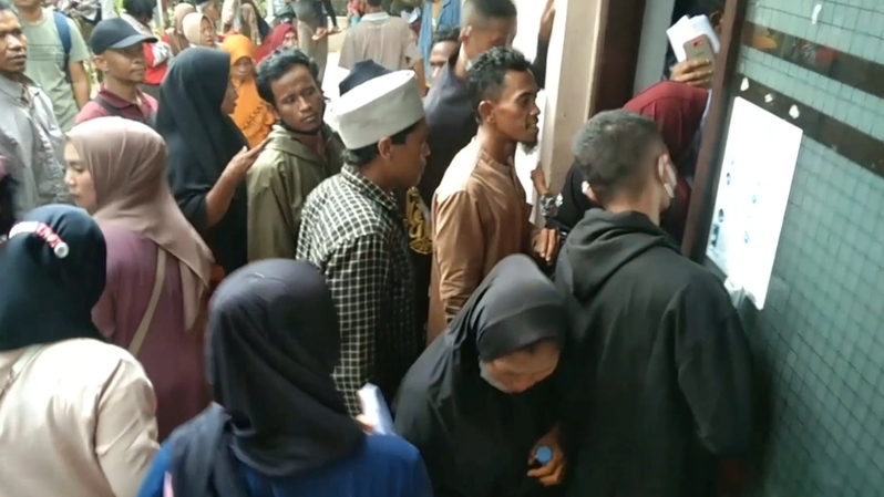 Ribuan warga antre untuk mencairkan BLT BBM di Kecamatan Rangkasbitung, Kabupetan Lebak, Banten, Sabtu (3/12/2022). 