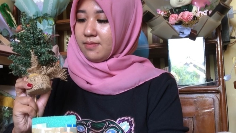 Kheni Juraida (25), perajin buket asal Kelurahan Bendogerit, Kecamatan Sananwetan, Kota Blitar, Jawa Timur, salah satunya. Ia kini sibuk menyelesaikan permintaan buket menjelang Natal 2022. 

