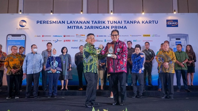 Direktur Utama Bank DKI Fidri Arnaldy (kanan) dan Presiden Direktur Rintis Sejahtera Iwan Setiawan, pada acara peresmian layanan tarik tunai tanpa kartu mitra jaringan PRIMA di Jakarta, Rabu (7/12/2022).