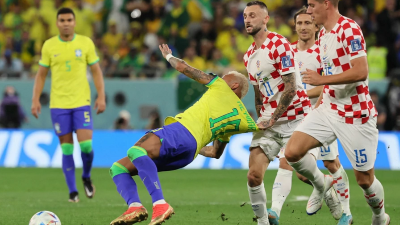 Gelandang Kroasia Marcelo Brozovic (ketiga kanan) menarik kaos penyerang Brasil Neymar. (Foto: AFP)