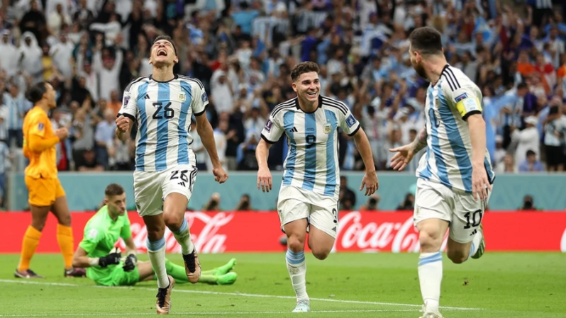 Pemain Argentina, Lionel Messi (kanan), Julia Alvarez (kedua kanan) dan Nahuel Molina merayakan gol ke gawang BelaPemain Argentina, Lionel Messi (kanan), Julia Alvarez (kedua kanan) dan Nahuel Molina merayakan gol ke gawang Belanda. (Foto: Selección Argentina Twitter)nda. (Foto: Selecci