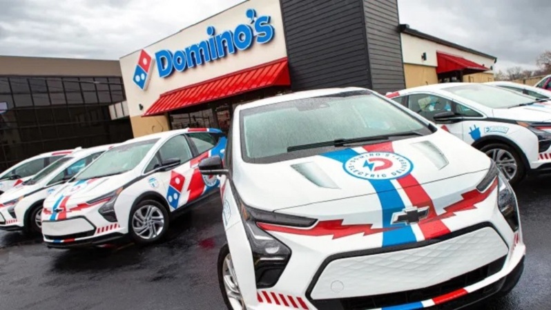 Domino's akan meluncurkan 800 kendaraan listrik (EV) Chevy Bolt 2023 bermerek khusus di seluruh Amerika Serikat dalam beberapa bulan mendatang. (Sumber: Domino's)