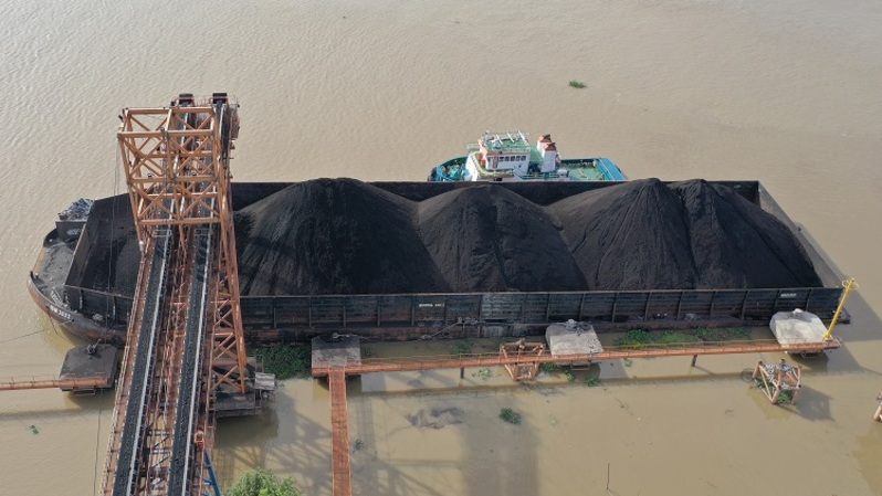 Proses muat batubara ke tongkang di Pelabuhan Musi 2 yang dikelola PT RMK Energy Tbk. RMKE memiliki kapasitas muat batubara ke tongkang hingga 25 juta