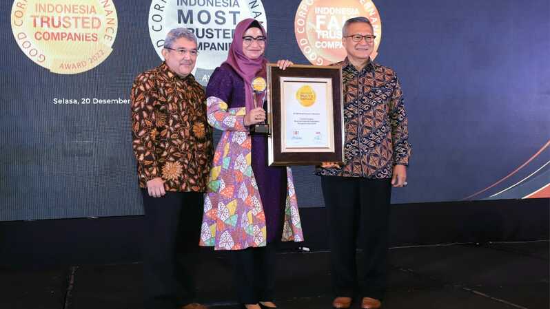 Direktur Utama PT BRI Multifinance Indonesia (BRI Finance) Azizatun Azhimah (tengah)  menerima penghargaan Trusted Company dalam ajang Good Corporate Governance Award 2022, Selasa (20/12).