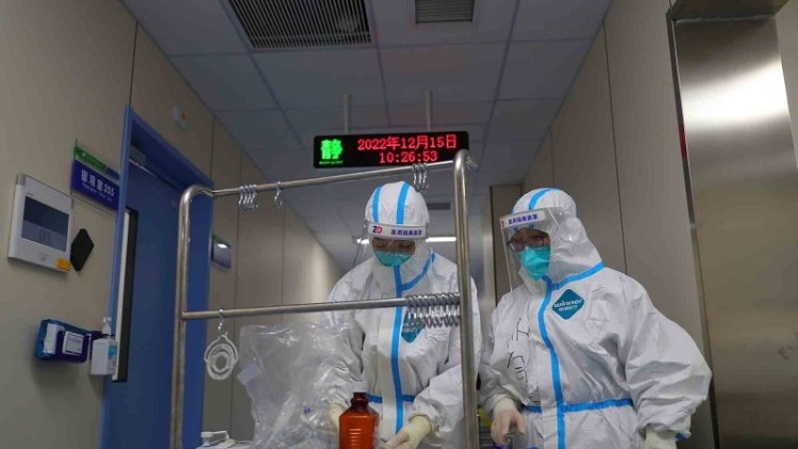 Tenaga kesehatan bekerja di sebuah klinik demam di Rumah Sakit Shengjing Universitas Kedokteran Tiongkok di Shenyang, Provinsi Liaoning, Tiongkok timur laut pada 15 Desember 2022. (Foto: ANTARA FOTO/Xinhua/Yang Qing/wsj)