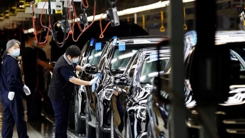 Karyawan bekerja di lini produksi selama tur media terorganisir ke pabrik Beijing Benz Automotive Co. (BBAC), perusahaan patungan BAIC Motor dan Mercedes-Benz, di Tiongkok pada 17 Februari 2022. (Foto: REUTERS/Florence Lo)