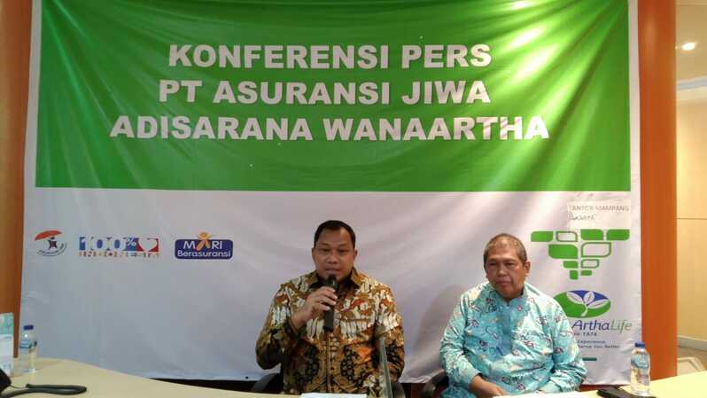 Presiden Direktur Wanaartha Life Adi Yulistanto (kiri) dan Direktur Wanaartha Life Ari Prihadi (kanan) saat konferensi pers di Kantor Wanaartha Life di Mampang, Jakarta, Senin (9/1). 