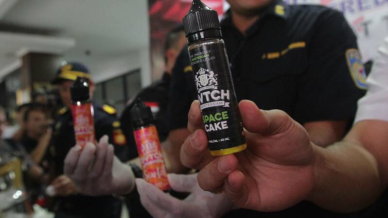 Petugas menunjukan barang bukti cairan rokok elektrik atau vape mengandung narkotka beberapa waktu lalu. (Foto:B-Universe/Joanito De Saojoao)