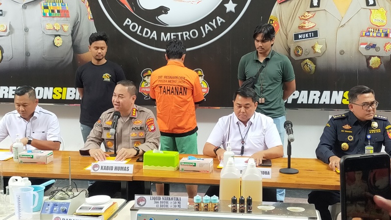 Tim Gabungan Polda Metro Jaya dengan Bea Cukai Bandara Soekarno Hatta berhasil mengungkap kasus industri rumahan liquid vape mengandung narkotika jenis sabu di sebuah rumah kawasan Meruya Selatan Kembangan, Jakarta Barat.