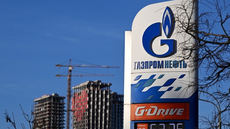 Pemandangan pom bensin produsen minyak Rusia Gazprom Neft dan bangunan tempat tinggal bertingkat tinggi yang sedang dibangun di Moskow, Rusia pada 12 Januari 2023. (Foto: Natalia KOLESNIKOVA / AFP)